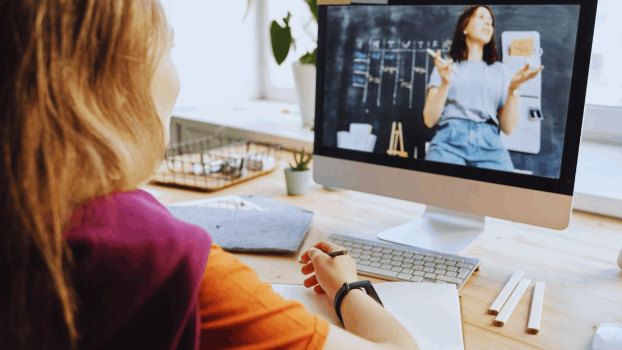 Les meilleures formations certifiées en technologie à suivre depuis chez vous en France