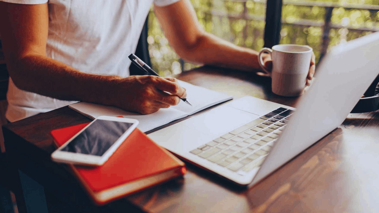 Les meilleures formations certifiées en technologie à suivre depuis chez vous en France
