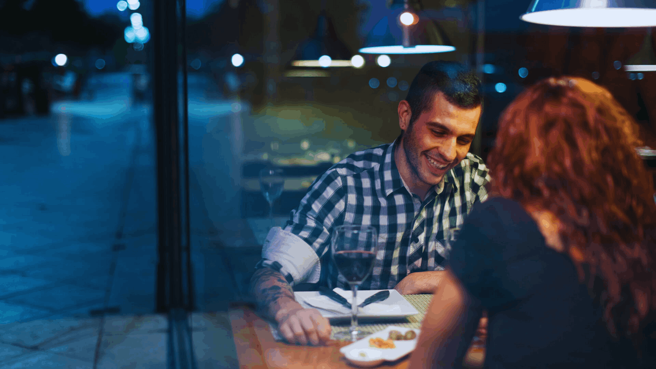 Seul(e) en Europe ? Cette nouvelle tendance de rencontres change la vie des célibataires